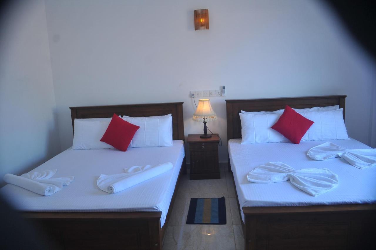 Nethum Beach House Hikkaduwa Esterno foto
