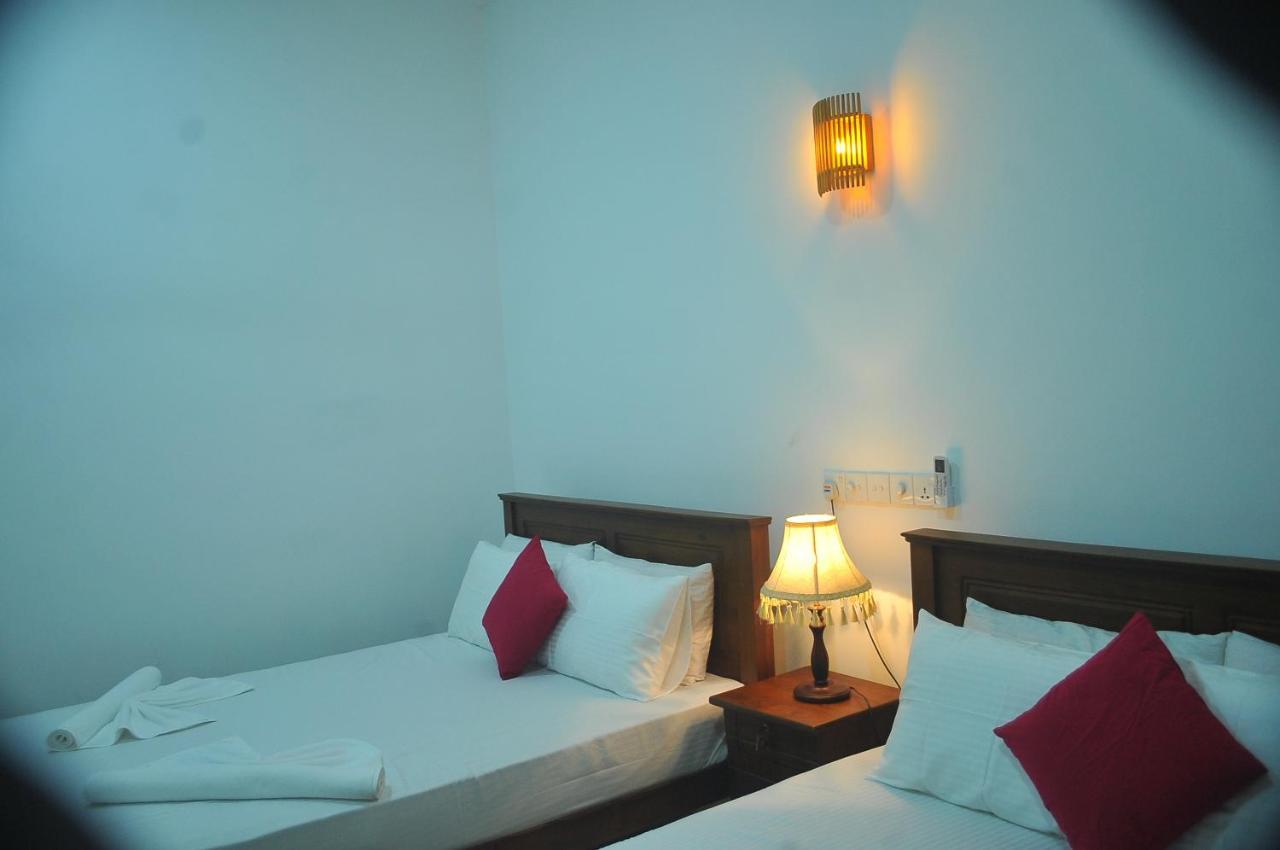 Nethum Beach House Hikkaduwa Esterno foto